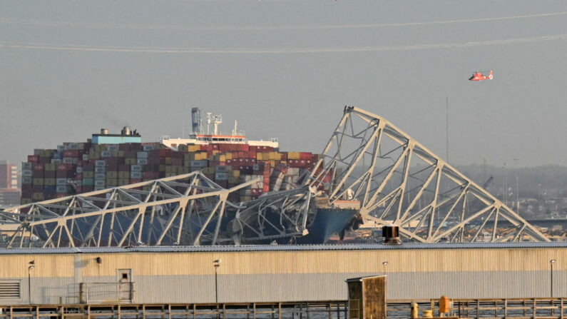 La estructura de acero del puente Francis Scott Key sobre el portacontenedores Dali tras el derrumbe del puente en Baltimore, Maryland, el 26 de marzo de 2024. (Mandel Ngan/AFP vía Getty Images)