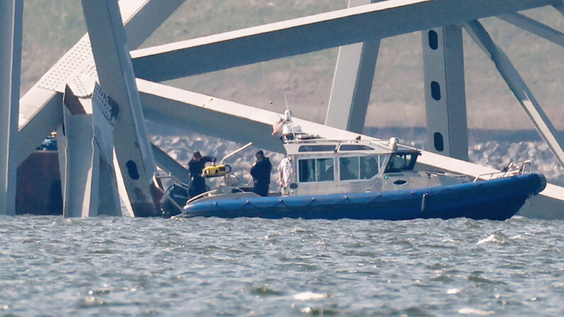 Especialistas utilizan un vehículo submarino teledirigido para examinar los escombros del puente Francis Scott Key, destruido cuando un buque de carga colisionó con él. 29 de marzo de 2024 en Baltimore, Maryland. (Chip Somodevilla/Getty Images)