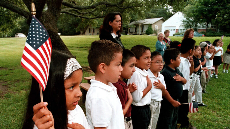 Una clase de estudiantes hispanos recita el Juramento de Lealtad durante un servicio conmemorativo del 11 de septiembre en la Escuela Primaria Birdwell el 11 de septiembre de 2003 en Tyler, Texas. (Foto de Mario Villafuerte/Getty Images)