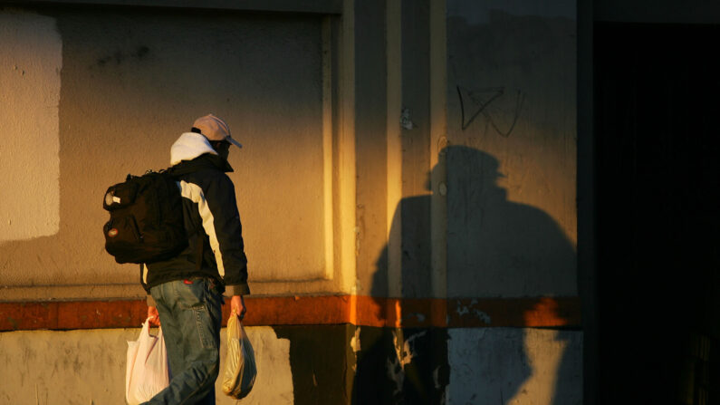 Un hombre se dirige al trabajo en American Apparel, una fábrica de confección que emplea principalmente a trabajadores latinos el 5 de febrero de 2008 en Los Ángeles, California. (Foto de David McNew/Getty Images)