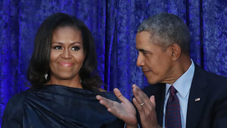 El expresidente estadounidense Barack Obama y la primera dama Michelle Obama participan en la inauguración de sus retratos oficiales durante una ceremonia en la Galería Nacional de Retratos del Smithsonian en Washington el 12 de febrero de 2018. (Mark Wilson/Getty Images)