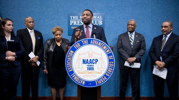 Grupo NAACP pide a estudiantes-atletas evitar universidades de Florida por prohibir programas DEI