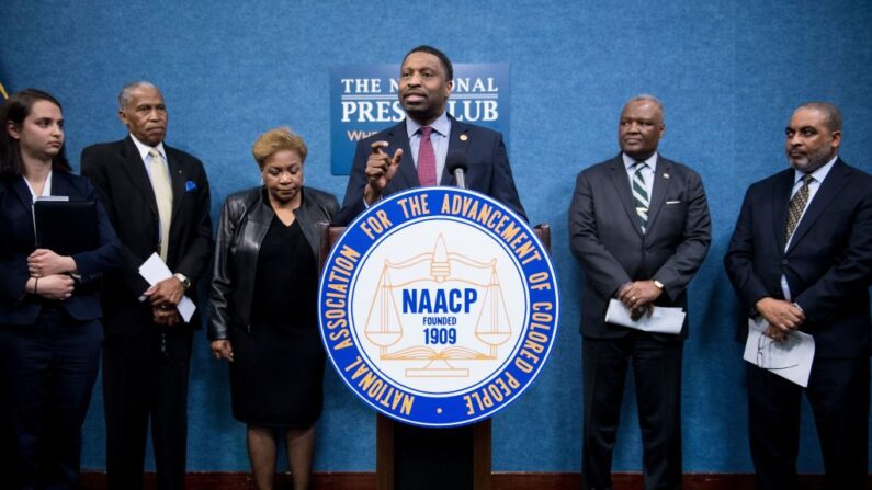 Derrick Johnson, presidente y director ejecutivo de la NAACP, habla durante una conferencia de prensa en Washington el 28 de marzo de 2018. (Brendan Smialowski/AFP/Getty Images)