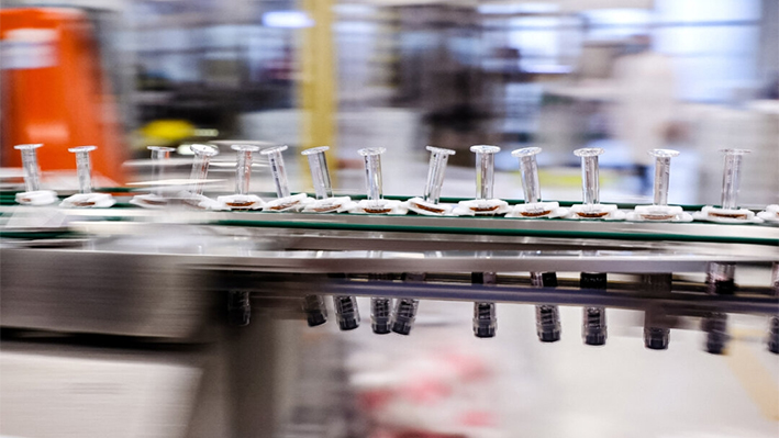 Viales en una fábrica de GlaxoSmithKline en una imagen de archivo. (Kenzo Tribouillard/AFP vía Getty Images)
