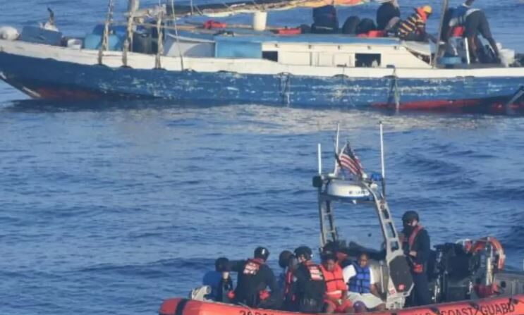 Una tripulación de una pequeña embarcación asignada al U.S. Coast Guard Cutter Venturous' transborda haitianos al cúter, aproximadamente a 17 millas al noreste de Punta Maisi, Cuba, el 9 de abril de 2022. (Guardia Costera de EE.UU. por el Coast Guard Cutter Venturous)