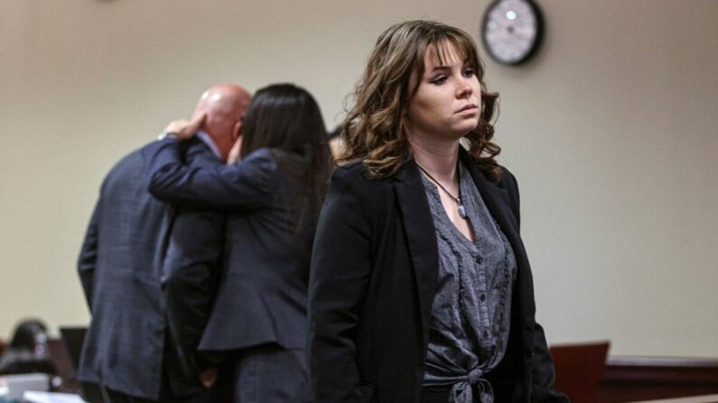 Hannah Gutiérrez-Reed sale de la sala durante un receso en su juicio  en Santa Fe, N.M., el 29 de febrero de 2024. (Gabriela Campos/Pool/Santa Fe New Mexican vía AP)