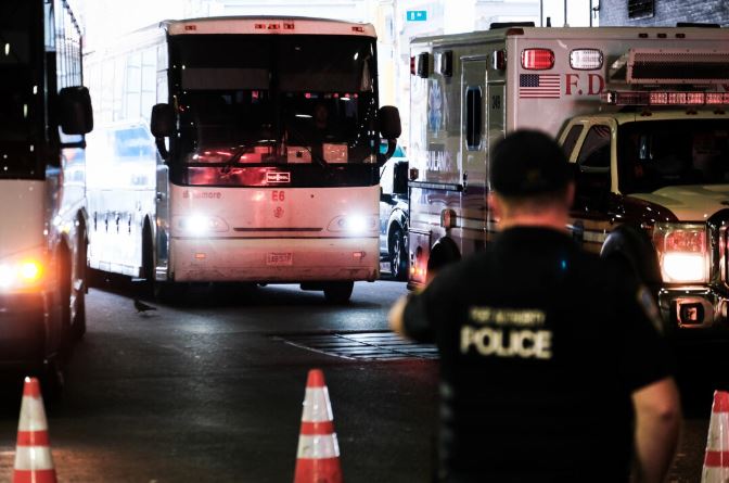 Un autobús que transporta migrantes que cruzaron ilegalmente la frontera con Texas llega a la Terminal de Autobuses de la Autoridad Portuaria en Manhattan el 25 de agosto de 2022. (Spencer Platt/Getty Images)