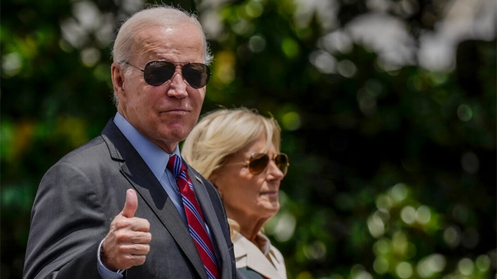 El presidente Joe Biden levanta el pulgar mientras camina con la primera dama Jill Biden hacia el Marine One en el Jardín Sur de la Casa Blanca el 14 de julio de 2023. (Drew Angerer/Getty Images)
