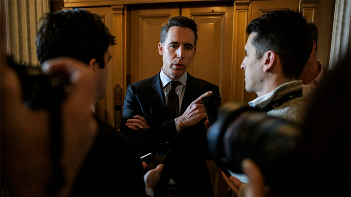 El senador republicano Josh Hawley habla con los periodistas mientras se dirige al pleno del Senado para una votación en Washington, el 23 de enero de 2024. (Samuel Corum/Getty Images)