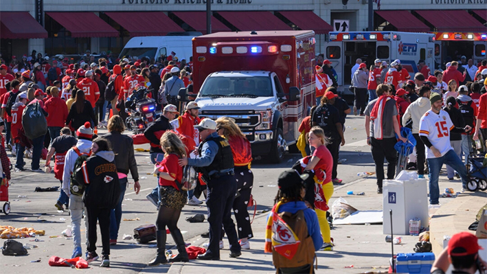 La policía despeja la zona tras un tiroteo en la celebración del Super Bowl de fútbol americano de los Kansas City Chiefs de la NFL en Kansas City, Mo. el 14 de febrero de 2024. (Reed Hoffmann/Foto AP)
