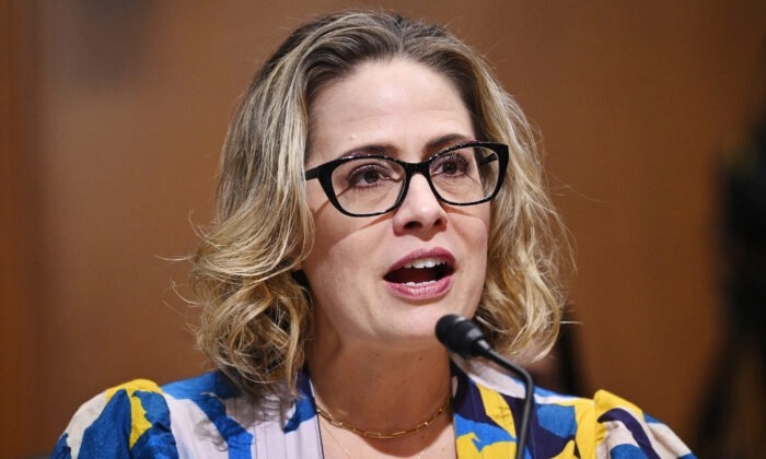 La senadora Kyrsten Sinema (D-Ariz.) habla durante una audiencia del Comité de Finanzas del Senado en el edificio de oficinas del Senado Dirksen en Washington, el 19 de octubre de 2021. (Mandel Ngan/Pool/Getty Images)