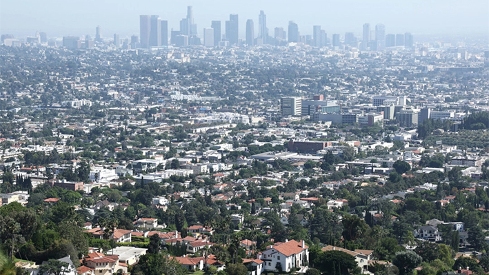 Viviendas frente al horizonte del centro de Los Ángeles el 30 de agosto de 2023. (Mario Tama/Getty Images)