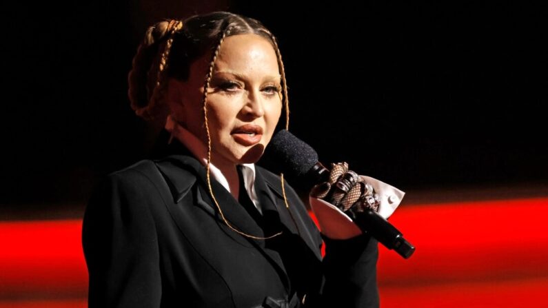 Madonna habla en el escenario durante la 65ª edición de los premios GRAMMY en el Crypto.com Arena el 05 de febrero de 2023 en Los Ángeles, California. (Frazer Harrison/Getty Images)