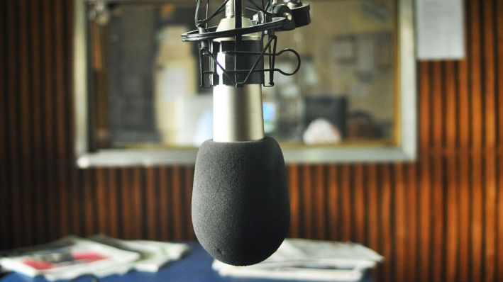Foto de archivo de un micrófono en la Radio Universidad Nacional de La Plata. (Sophivorus / CC BY-SA 3.0 DEED)