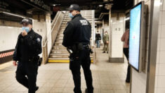 Hombre es herido con su propia arma en pelea en el metro de NYC