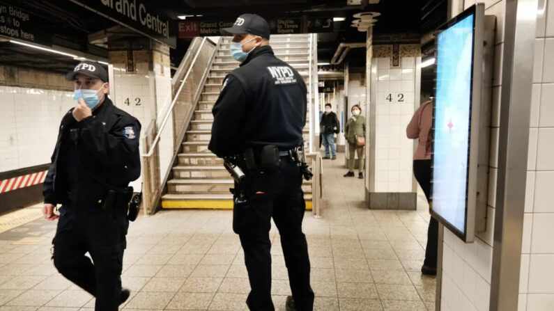 Una imagen de archivo de agentes de policía en una estación del metro de Times Square en Nueva York, el 25 de abril de 2022. (Spencer Platt/Getty Images)