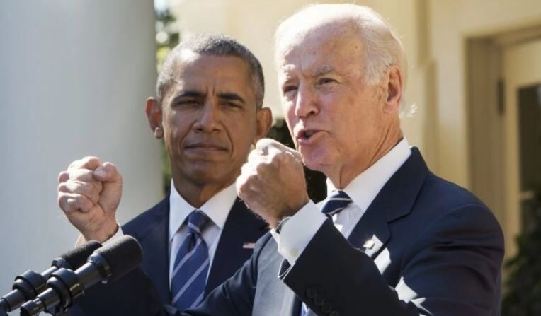 El entonces vicepresidente Joe Biden, junto al presidente Barack Obama, en el Jardín de las Rosas de la Casa Blanca en Washington el 21 de octubre de 2015. (Jacquelyn Martin/AP Photo)