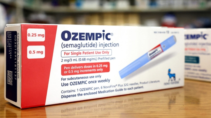 En esta ilustración fotográfica, cajas del medicamento para la diabetes Ozempic descansan sobre el mostrador de una farmacia en Los Ángeles, California, el 17 de abril de 2023. (Mario Tama/Getty Images)
