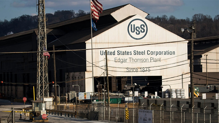 Un trabajador sale de U.S. Steel Edgar Thomson Steel Works en Braddock, Pensilvania, el 10 de marzo de 2018. (Drew Angerer/Getty Images)
