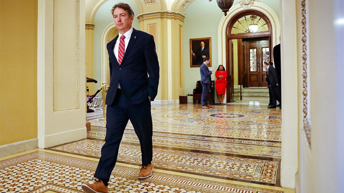 El senador Rand Paul (R-Ky.) se dirige al almuerzo político semanal de los republicanos del Senado en el Capitolio de EE. UU., en Washington, el 7 de enero de 2020. (Chip Somodevilla/Getty Images)
