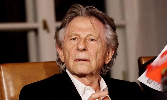 El cineasta Roman Polanski dice a los periodistas que puede "respirar aliviado" después de que un juez polaco dictaminara que la ley prohíbe su extradición a Estados Unidos, donde en 1977 se declaró culpable de mantener relaciones sexuales con una menor, en Cracovia, Polonia, el 30 de octubre de 2015. (AP Photo/Jarek Praszkiewicz)