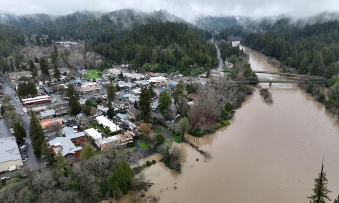 El Russian River, desbordado por las aguas tras una serie de tormentas invernales, pasa junto a la localidad californiana de Guerneville el 15 de enero de 2023. (Fred Greaves/Reuters)
