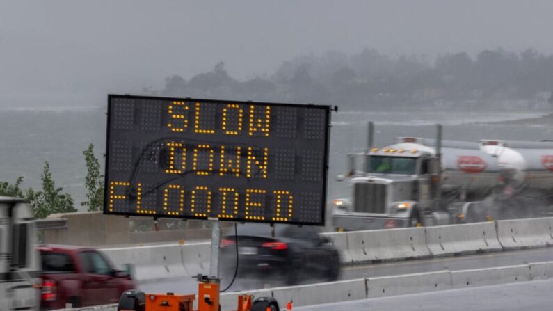 Señalización en una zona de obras en la autopista 101 advierte de inundaciones mientras la segunda y más potente de dos tormentas fluviales atmosféricas llega al sur de Santa Bárbara, California, el 4 de febrero de 2024. (Davis McNew/AFP vía Getty Images)