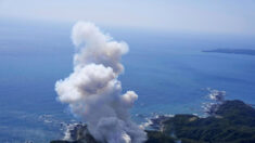 Cohete comercial que intentaba poner satélite en órbita explota instantes después de despegar en Japón