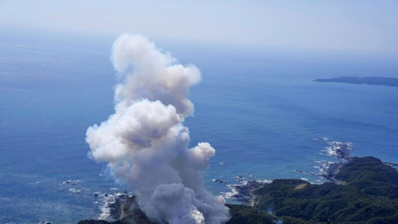 El cohete Kairos de Space One explota tras despegar de una plataforma de lanzamiento en Kushimoto, prefectura de Wakayama, oeste de Japón, el 13 de marzo de 2024. (Kyodo News vía AP)
