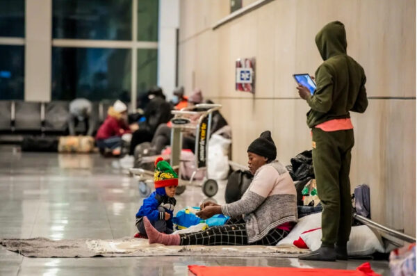 Inmigrantes ilegales en el aeropuerto 