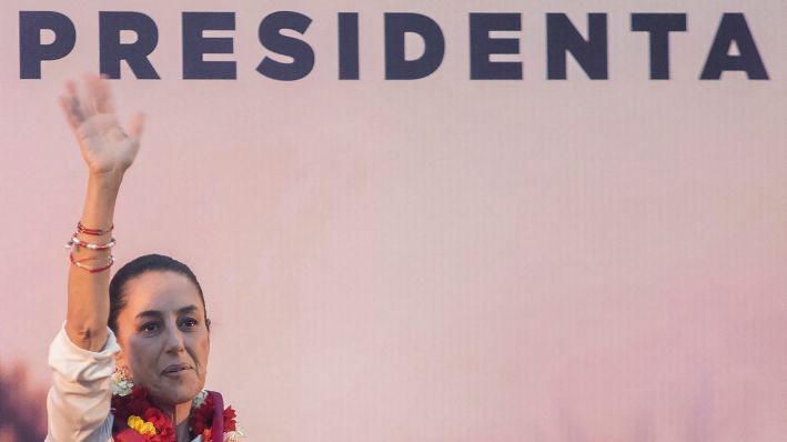 La candidata presidencial de izquierda mexicana Claudia Sheinbaum se dirige a sus seguidores durante un mitin de campaña en la comunidad de Maravatío, estado de Michoacán, México, el 8 de marzo de 2024. (ENRIQUE CASTRO/AFP vía Getty Images)