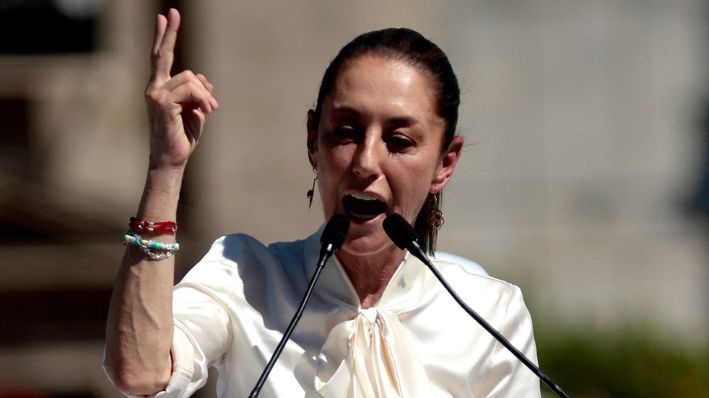 La candidata presidencial mexicana de izquierda Claudia Sheinbaum se dirige a sus simpatizantes durante un mitin de campaña en la Plaza del Liberación en Guadalajara, estado de Jalisco, México, el 3 de marzo de 2024. (ULISES RUIZ/AFP via Getty Images)