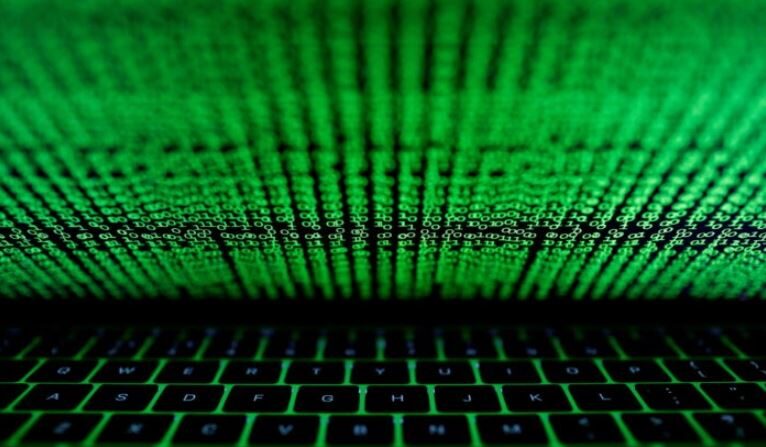 Un teclado de ordenador iluminado por un código cibernético desplegado en una foto ilustrativa tomada el 1 de marzo de 2017. (Kacper Pempel/Reuters)