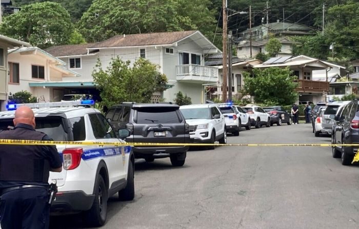 La policía de Honolulu investiga los asesinatos de varias personas en una casa en el vecindario Manoa de Honolulu, el 10 de marzo de 2024. (Craig T. Kojima/Honolulu Star-Advertiser vía AP)