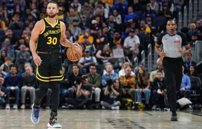 Stephen Curry #30 de los Golden State Warriors bota el balón en el segundo cuarto contra los Chicago Bulls en el Chase Center, el 7 de marzo de 2024 en San Francisco, California. (Kavin Mistry/Getty Images)