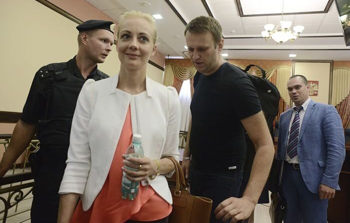 Imagen de archivo del fallecido dirigente opositor ruso acompañado de su mujer Yulia Naválnaya. (EFE/Valentina Svistunova)