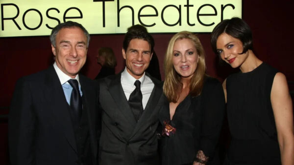 El presidente y consejero delegado de MGM, Harry Sloan (izquierda), el actor Tom Cruise (segunda izquierda), la presidenta de MGM Worldwide Motion Picture Group, Mary Parent (segunda derecha), y la actriz Katie Holmes (derecha).