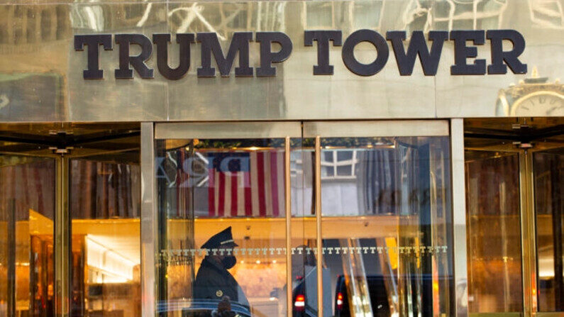Un guardia de seguridad se encuentra en la puerta de la Torre Trump, en Nueva York, el 7 de marzo de 2021. (Kena Betancur/AFP vía Getty Images)
