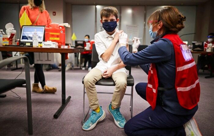 Un niño recibe una dosis de la vacuna Pfizer BioNTech COVID-19 en el Centro de Gobierno del Condado de Fairfax en Annandale, Virginia, el 4 de noviembre de 2021.(Chip Somodevilla/Getty Images)