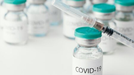 Mandatos de vacunación COVID-19 desalentaron a la gente a ponerse refuerzos y otras vacunas: estudio