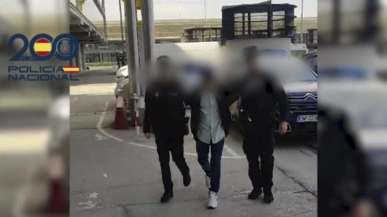 La Policía española detuvo el 26 de marzo de 2024 en el aeropuerto madrileño de Barajas a un miembro de la Mara Salvatrucha de El Salvador acusado en ese país de dos asesinatos. EFE/Policía Nacional