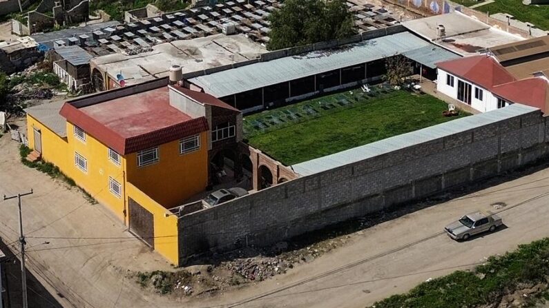 Fotografía aérea este miércoles del inmueble 'la gallera' donde supuestamente un sicario disolvía cadáveres en tambos con ácido en la ciudad de Tijuana (México). EFE/Joebeth Terriquez