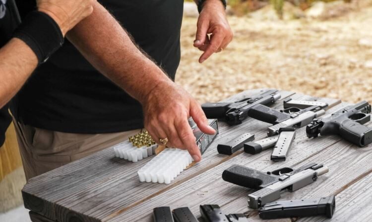 Pistolas y otras armas se exhiben en un campo de tiro durante el "Rod of Iron Freedom Festival" en Greeley, Pensilvania, el 12 de octubre de 2019. (Spencer Platt/Getty Images)