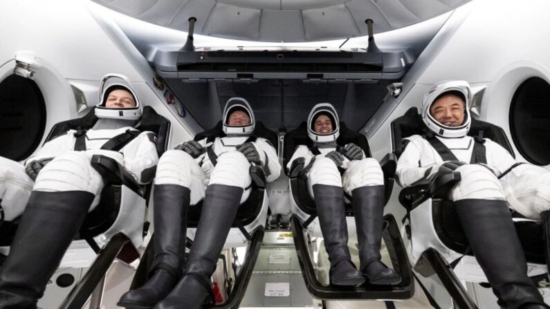 El cosmonauta ruso Konstantin Borisov (izq.), el astronauta de la ESA (Agencia Espacial Europea) Andreas Mogensen, la astronauta de la NASA Jasmin Moghbeli y el astronauta de la Agencia de Exploración Aeroespacial de Japón (JAXA) Satoshi Furukawa en el interior de la nave espacial Dragon Endurance de SpaceX a bordo del buque de recuperación MEGAN de SpaceX poco después de haber aterrizado en el Golfo de México frente a la costa de Pensacola, Florida, el 12 de marzo de 2024. (Joel Kowsky/NASA vía AP)