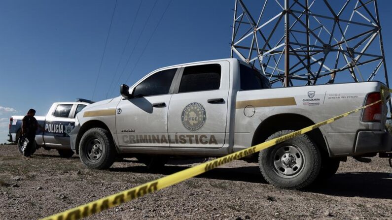 Personal de la policía municipal y criminalística resguardan la zona donde se localizó una fosa clandestina con seis cuerpos, este jueves 7 de marzo de 2024 en Ciudad Juárez (México). EFE/Luis Torres