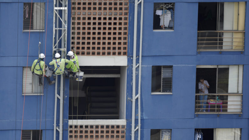 Obreros trabajan en la construcción de una vivienda en Medellín, Colombia, el 17 de marzo de 2024. (Luis Eduardo Noriega Arboleda/EFE)