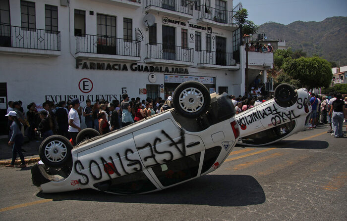 Personas bloquean unas calles este jueves, durante una protesta por el secuestro y asesinato de la menor Camila Gómez, en el municipio de Taxco, en el estado de Guerrero, México. (José Luis de la Cruz/EFE)