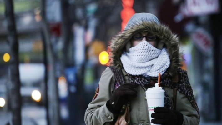 Una mujer lleva una bebida en un vaso de espuma de plástico en la ciudad de Nueva York el jueves 8 de enero de 2015. Los vasos, platos, bandejas y envases de maní de espuma estarán prohibidos en la ciudad de Nueva York a partir de julio. (Foto AP/Mark Lennihan)
