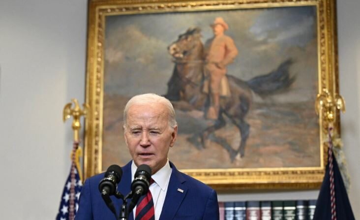 El presidente Joe Biden habla sobre el derrumbe del puente de Baltimore en la Sala Roosevelt de la Casa Blanca el 26 de marzo de 2024. (Pedro Ugarte/AFP vía Getty Images)