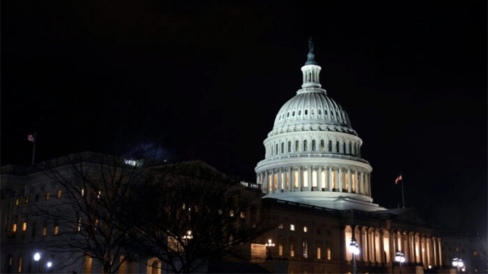 El edificio del Capitolio de EE. UU. se ve de noche el 6 de enero de 2023. (Tasos Katopodis/Getty Images)
